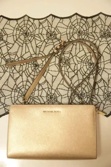 MICHEAL KORS 골드 숄더백
