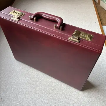 버건디 아타셰 케이크 다이얼 락 포함