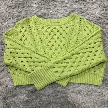 라임 그린 꽈배기 긴팔 니트