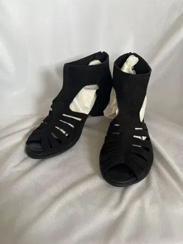 새상품급 알쉬 arche 블랙 컬러 오픈토 샌들 미디힐