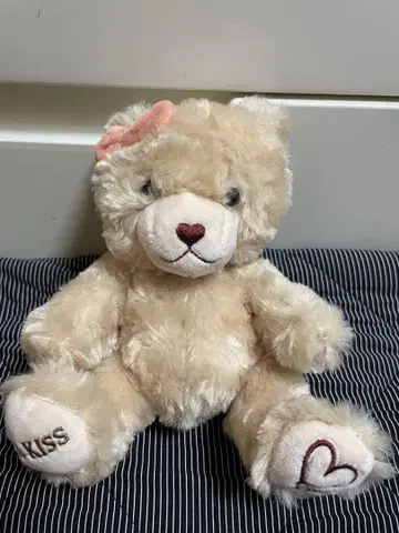 베이지 리본 포함 봉제 인형 TheKiss
