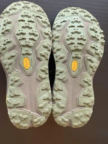 HOKA 트레일 러닝화 그린