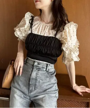 도트 무늬 프릴 소매 상의