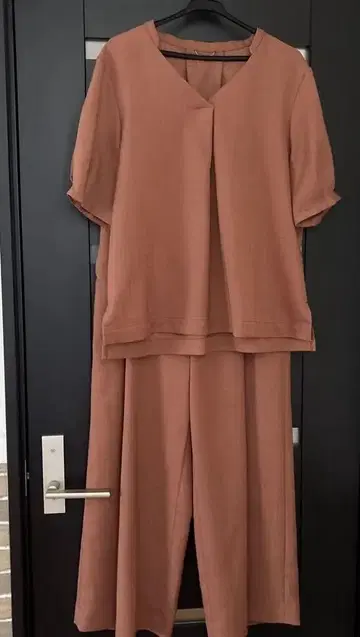 테라코타색 벽돌색 V넥 반팔 셋업 유나이티드 애로우즈