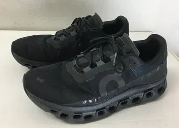 on 온 61.99025 클라우드 몬스터 스니커즈 블랙