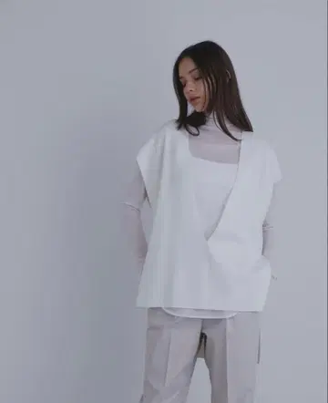 르필 V넥 니트 베스트 화이트