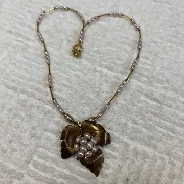 잎과 포도 모티브 목걸이