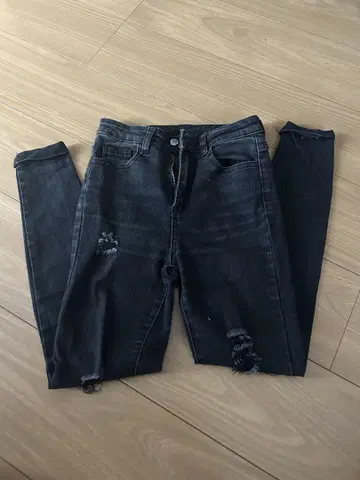 데미지 가공 다크 그레이 스키니 데님