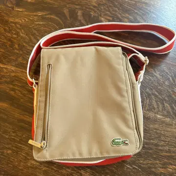 Lacoste 숄더백 베이지색과 빨간색