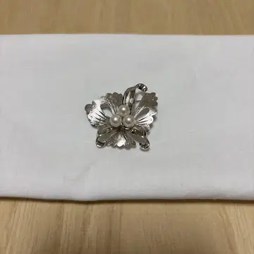 꽃과 펄 실버 브로치