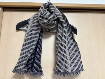 네이비와 베이지 스트라이프 머플러