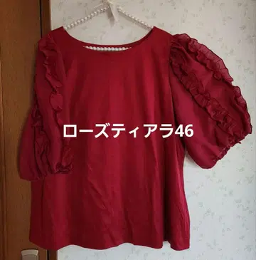 새상품 Rosa Tiara 빨간색 프릴 5부 소매 상의