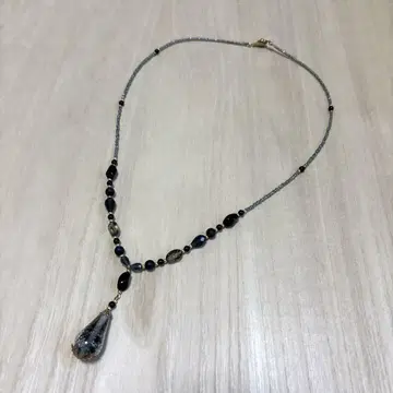 블랙 계열 유리 펜던트 목걸이