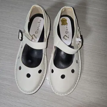 [새상품급] Doruche 돌체 가죽 24cm 펀칭 화이트