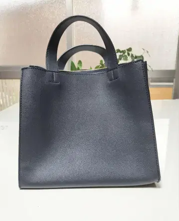 네이비 토트백 지퍼 포켓 부착