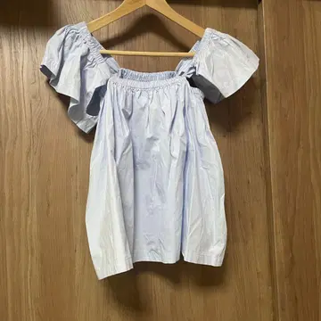 오프숄더 라이트 블루 셔츠