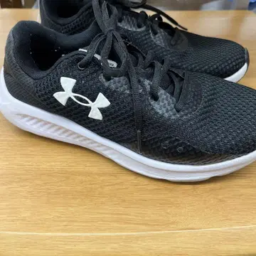 언더아머 러닝화 25.5cm