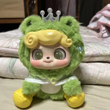 레인코트를 입은 귀여운 봉제 인형