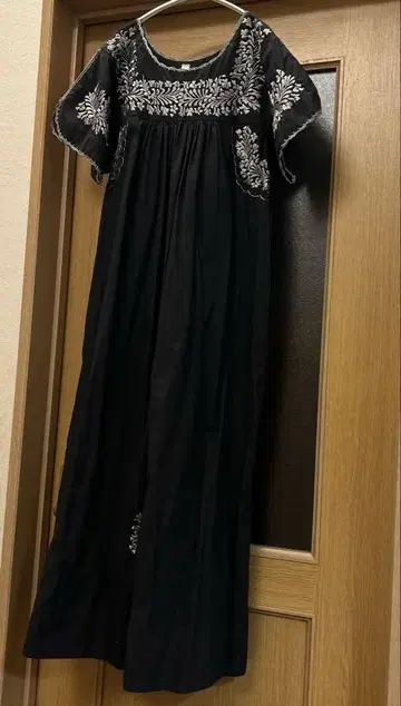 허그아워 롱 원피스 자수