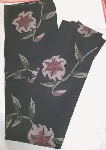 유카타, 그린 빛이 도는 검은색 바탕에 백합 무늬