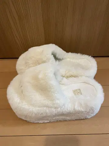 화이트 퍼 통굽 샌들
