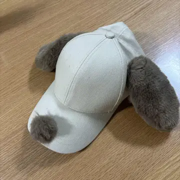 강아지 귀가 달린 크림색 캡