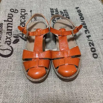꼼뜨와 데 꼬또니에 오렌지 스트랩 샌들