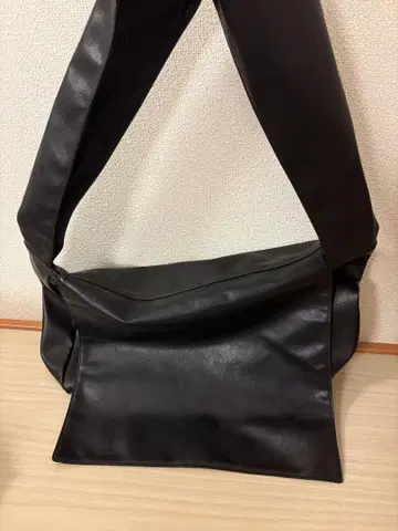 블랙 가죽 숄더백
