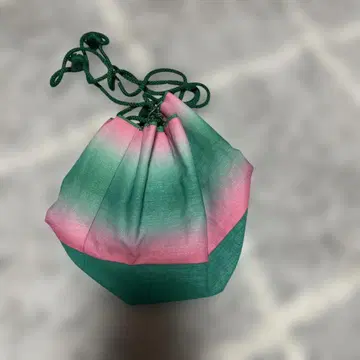 일본 의류용 백 그린 및 핑크 그라데이션