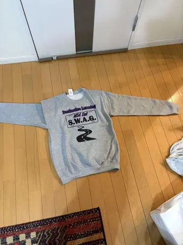 S.W.A.G. 프린트 그레이 맨투맨 90s 길단 GILDAN