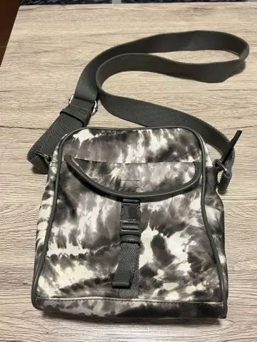 Calvin Klein 숄더 파우치