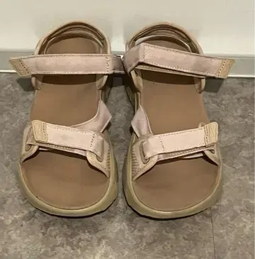 Teva 베이지 샌들