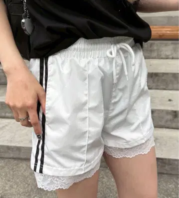 레이스 달린 화이트 숏팬츠