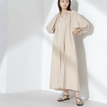 택 포함 미사용 새상품 나노 유니버스 볼륨 개더 플레어 원피스 베이지