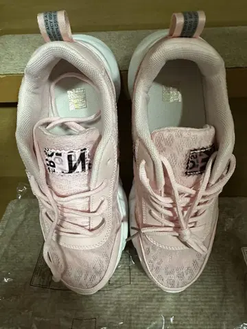 핑크 표범 무늬 스니커즈