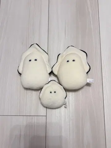 크림색 봉제 인형 3개 세트