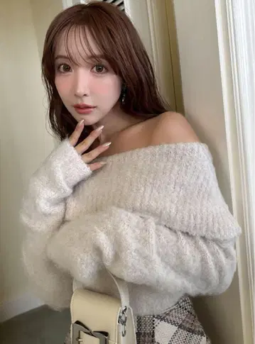 오프숄더 모헤어풍 니트 스웨터