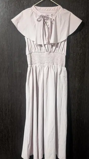 연한 핑크 프릴 옷깃 맥시 원피스