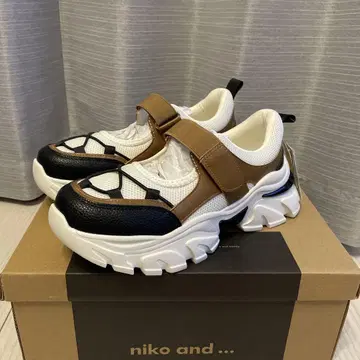 niko and - 오리지널 절개 밑창 벨트 스니커즈 23.5cm