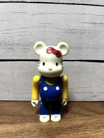 BE@RBRICK 100% HELLO KITTY