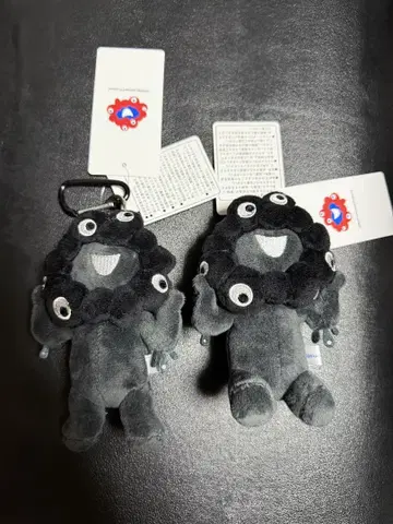 검은 먘먘 카라비너 마스코트 서 있는 모습, 앉아있는 모습 2개 세트