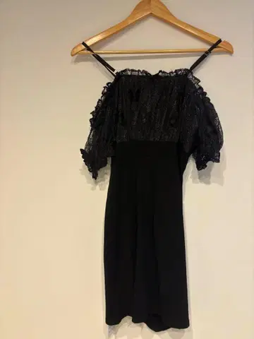블랙 오프숄더 드레스와 핑크 레이스 드레스 세트