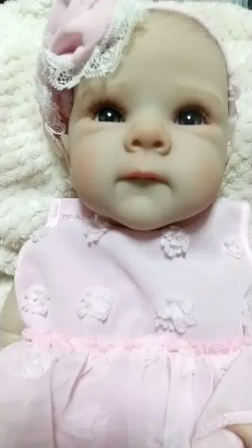 프릴 달린 핑크 드레스 인형
