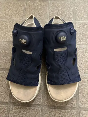 insta pump 네이비 샌들
