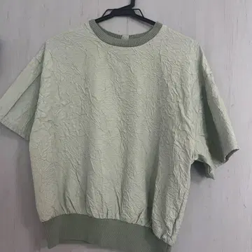 연한 그린 반팔 상의 주름 가공 티셔츠
