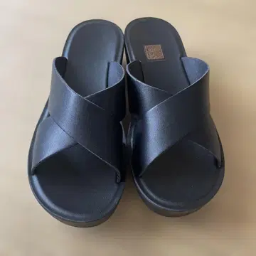 블랙 크로스 스트랩 컴포트 샌들