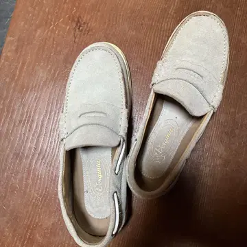 베이지 스웨이드 로퍼 슬립온