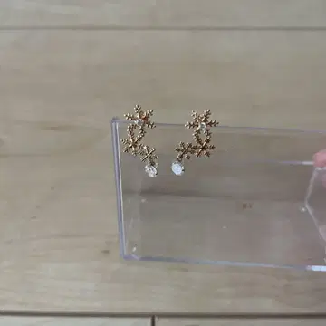 금색 꽃 디자인 한쪽 귀걸이