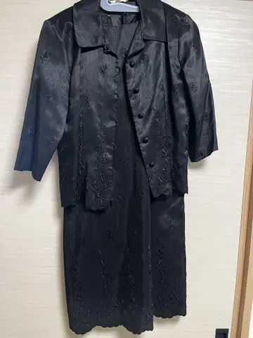 검은색 자수 장식 자켓과 스커트 세트