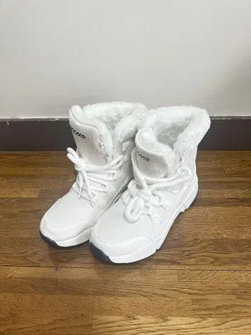 화이트 퍼 하이컷 부츠
